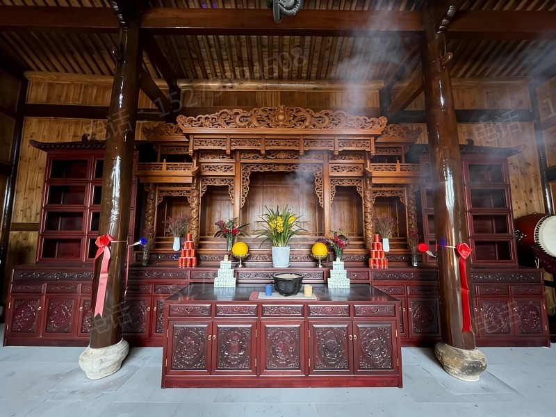 白山寺院大殿供桌